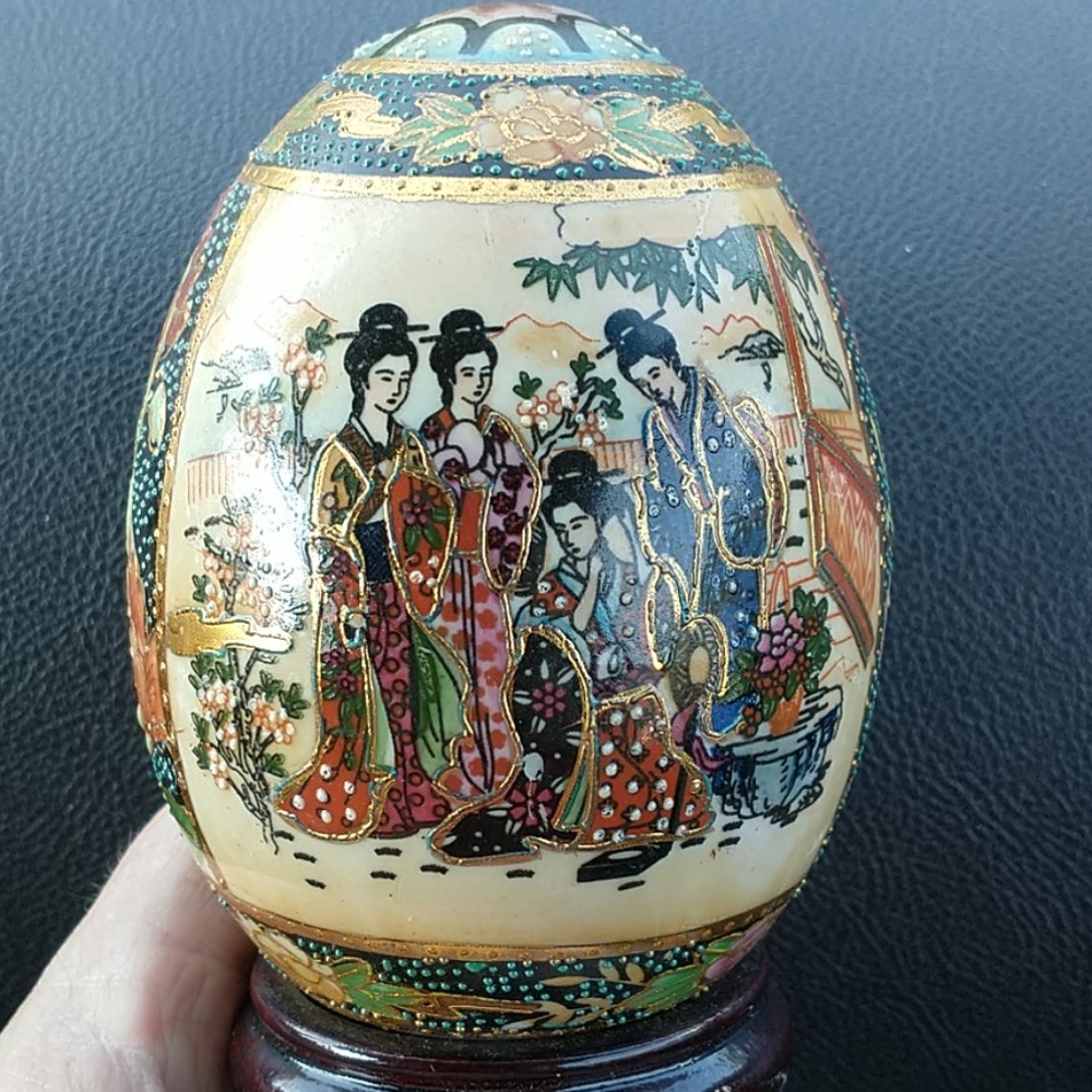 Satsuma Egg on pedestal